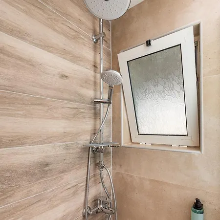 Beachfront Haven, 3 Min To - Gaia 2 דירה