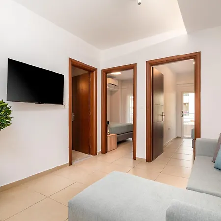 Beachfront Haven, 3 Min To - Gaia 2 דירה